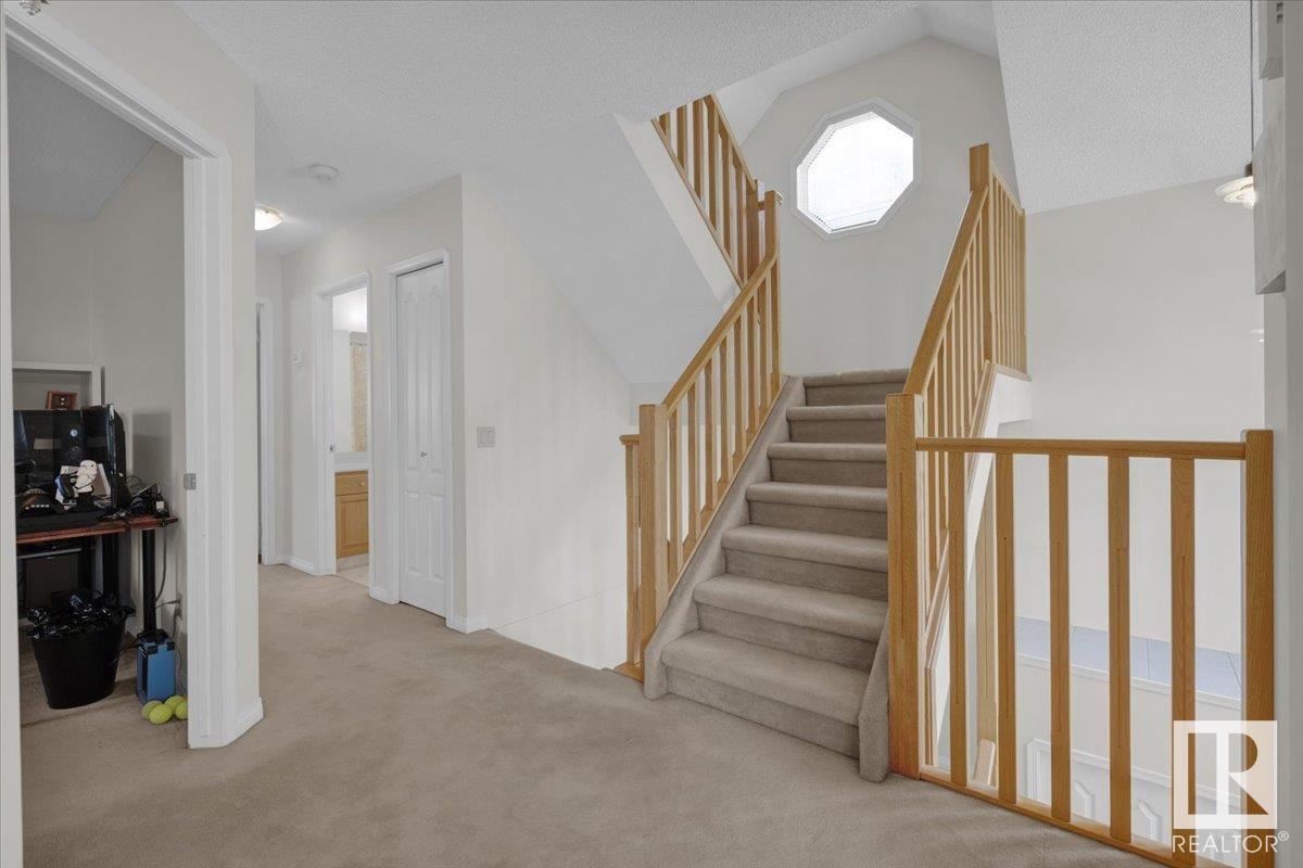 












9615 101 ST NW

,
Edmonton,




Alberta
T5K0W7

