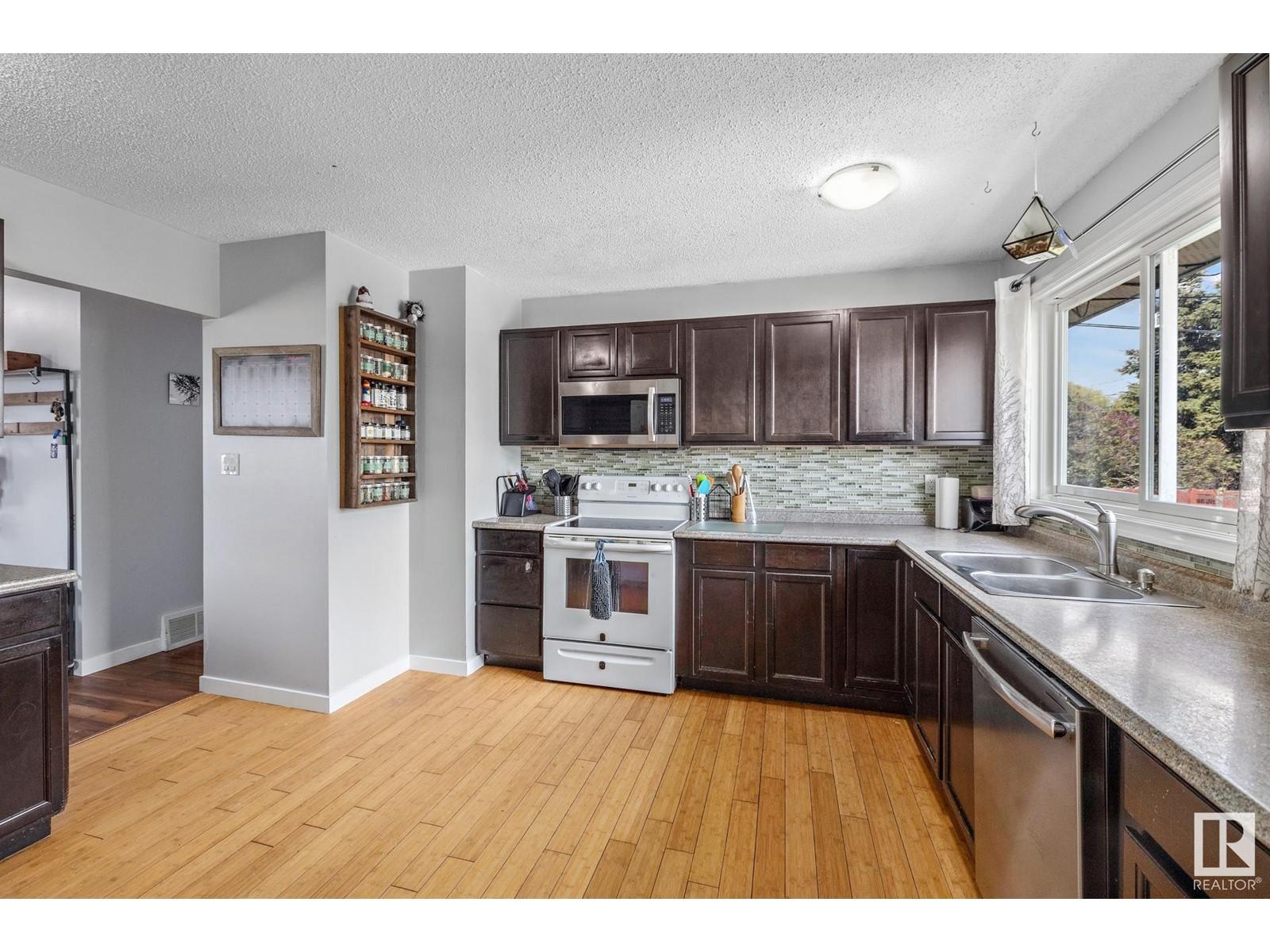 












4920 44 AV

,
Gibbons,




Alberta
T0A1N0

