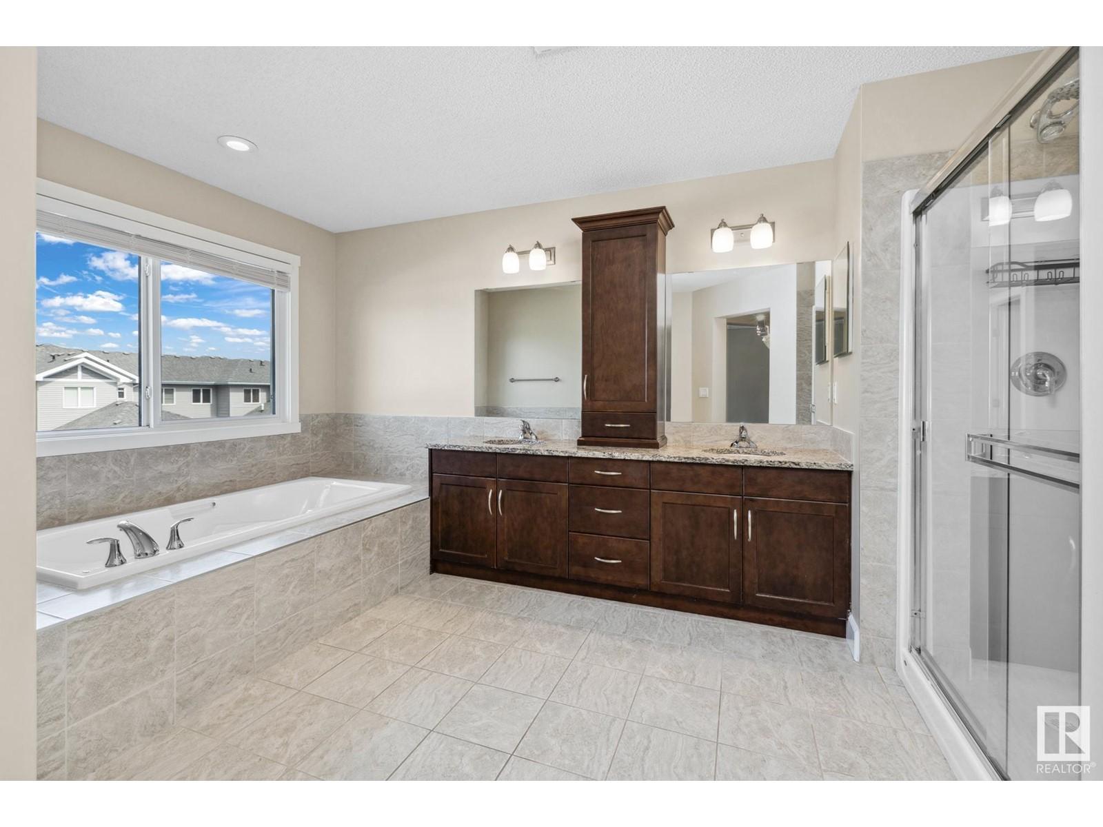 












3540 CLAXTON CR SW

,
Edmonton,




Alberta
T6W0Z6

