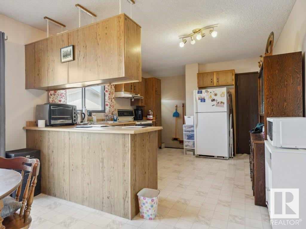 












4346 54 AV

,
Tofield,




Alberta
T0B4J0

