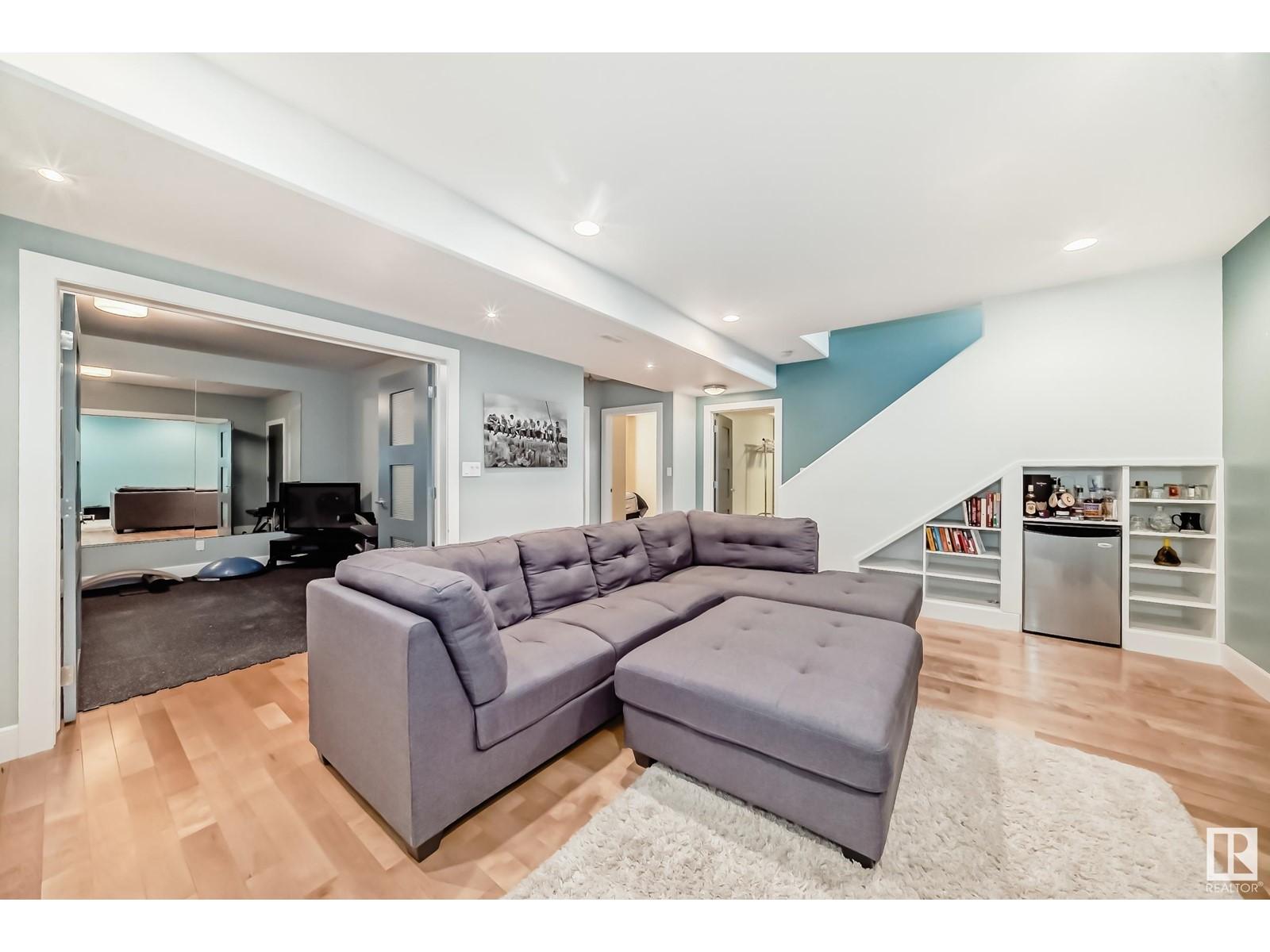 












1622 BLACKMORE CO SW

,
Edmonton,




Alberta
T6W1J2

