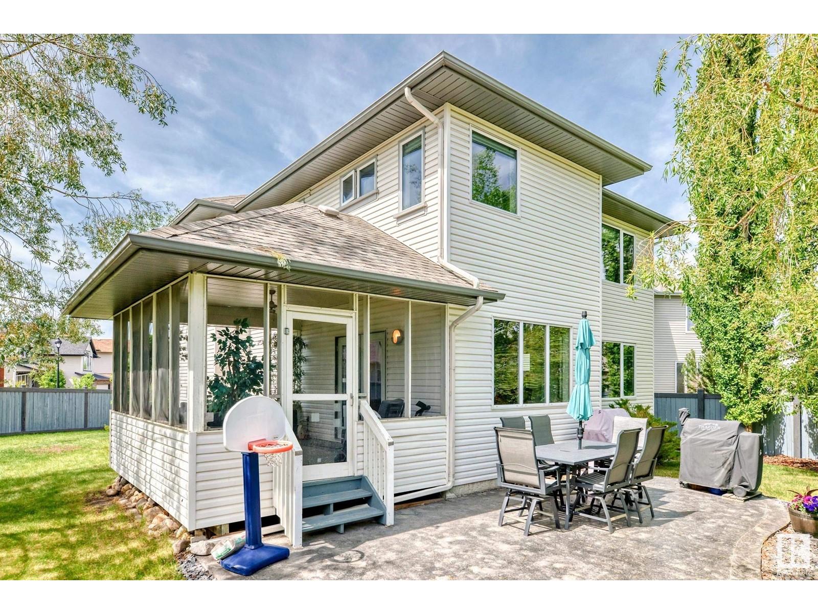 












1622 BLACKMORE CO SW

,
Edmonton,




Alberta
T6W1J2

