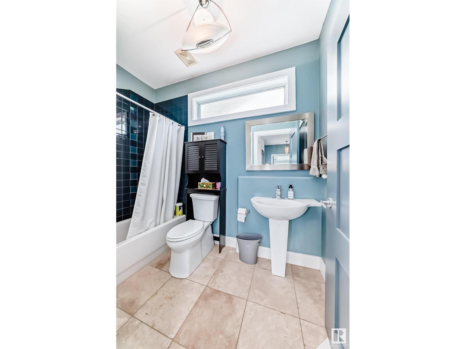 












1622 BLACKMORE CO SW

,
Edmonton,




Alberta
T6W1J2

