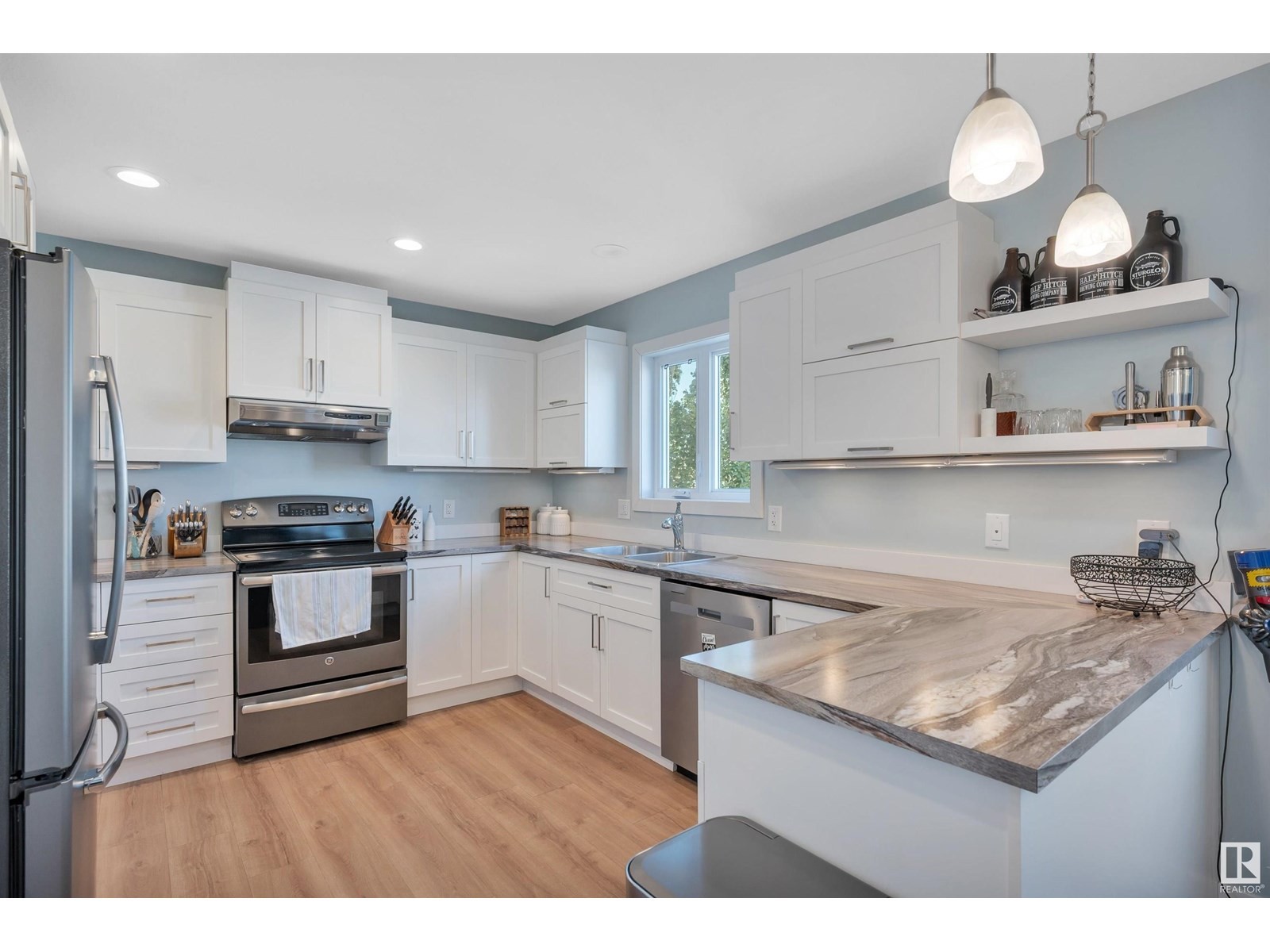 












120 HOULE DR

,
Morinville,




Alberta
T8R0E1

