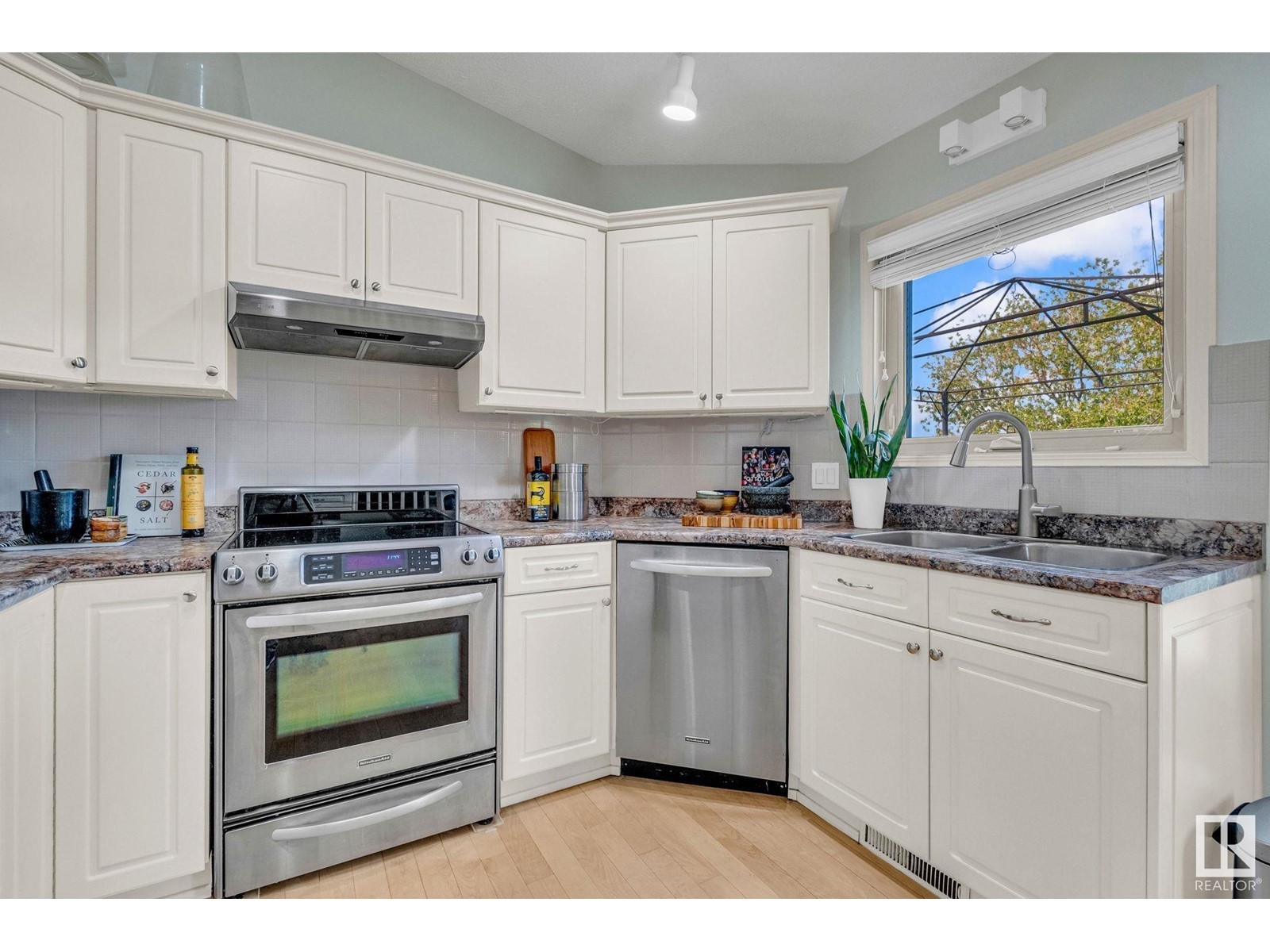 












3720 32 ST NW

,
Edmonton,




Alberta
T6T1G1


