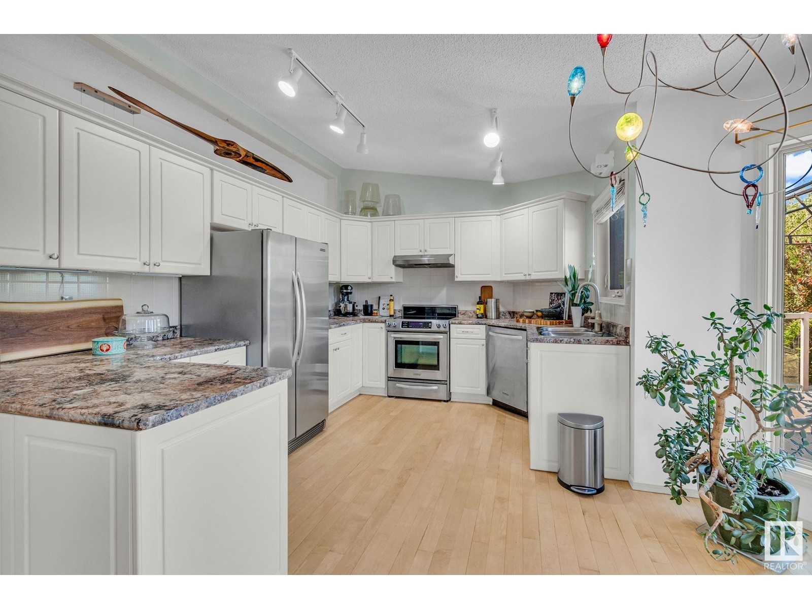 












3720 32 ST NW

,
Edmonton,




Alberta
T6T1G1

