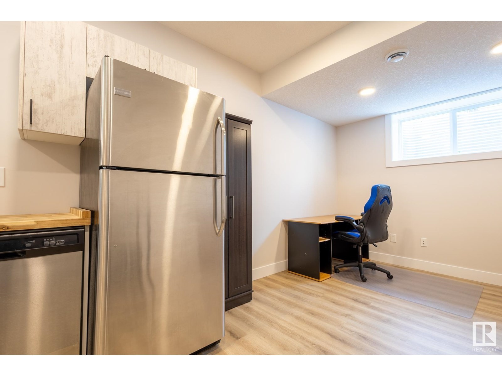 












7432 174 AV NW

,
Edmonton,




Alberta
T5Z0J7

