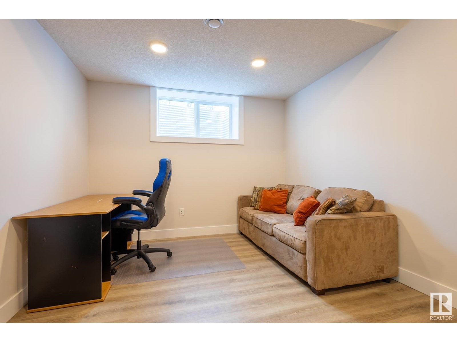 












7432 174 AV NW

,
Edmonton,




Alberta
T5Z0J7


