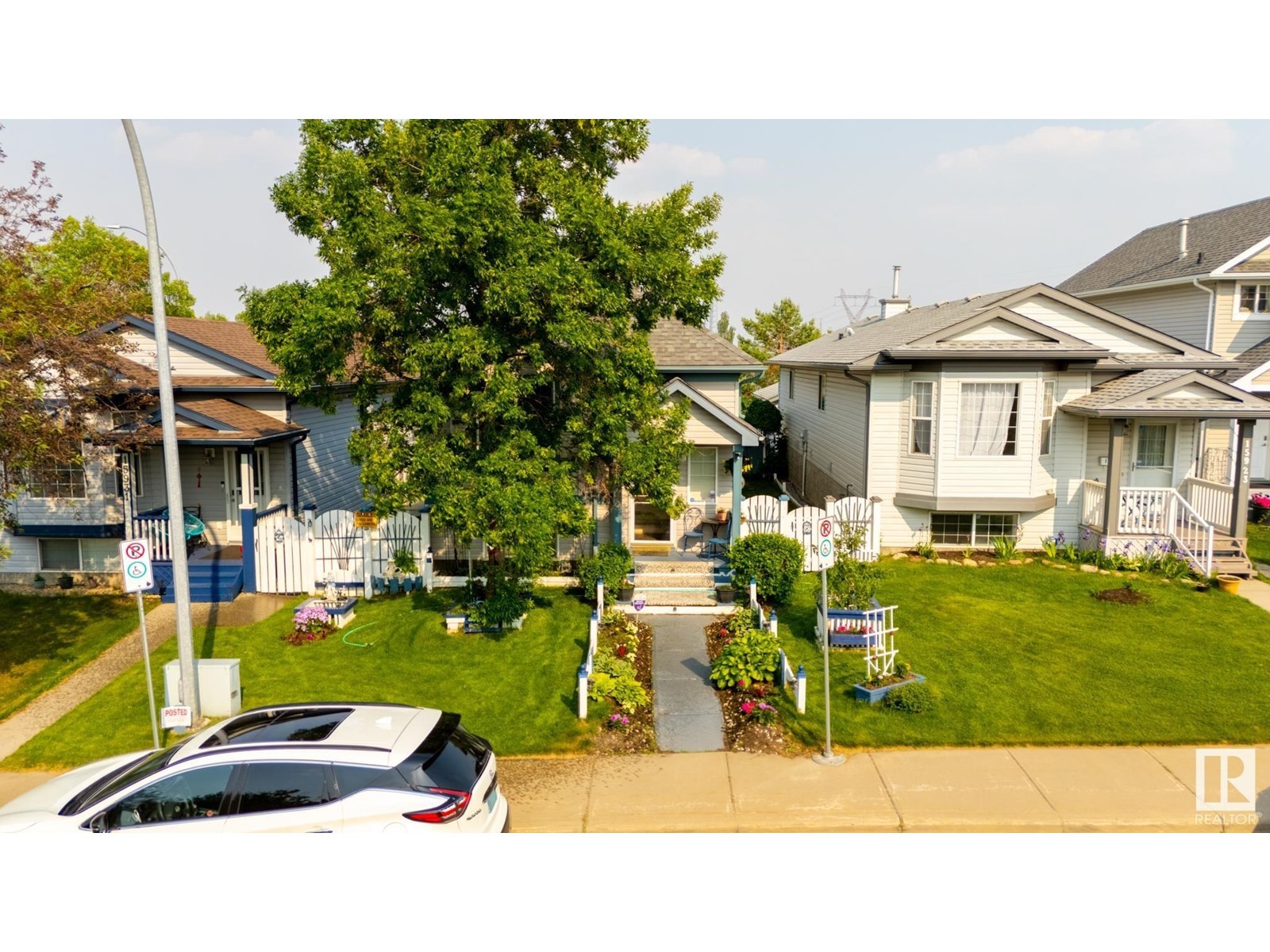 












15927 38 ST NW

,
Edmonton,




Alberta
T5Y3E9

