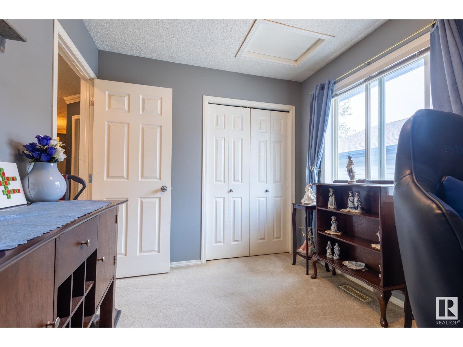 












15927 38 ST NW

,
Edmonton,




Alberta
T5Y3E9


