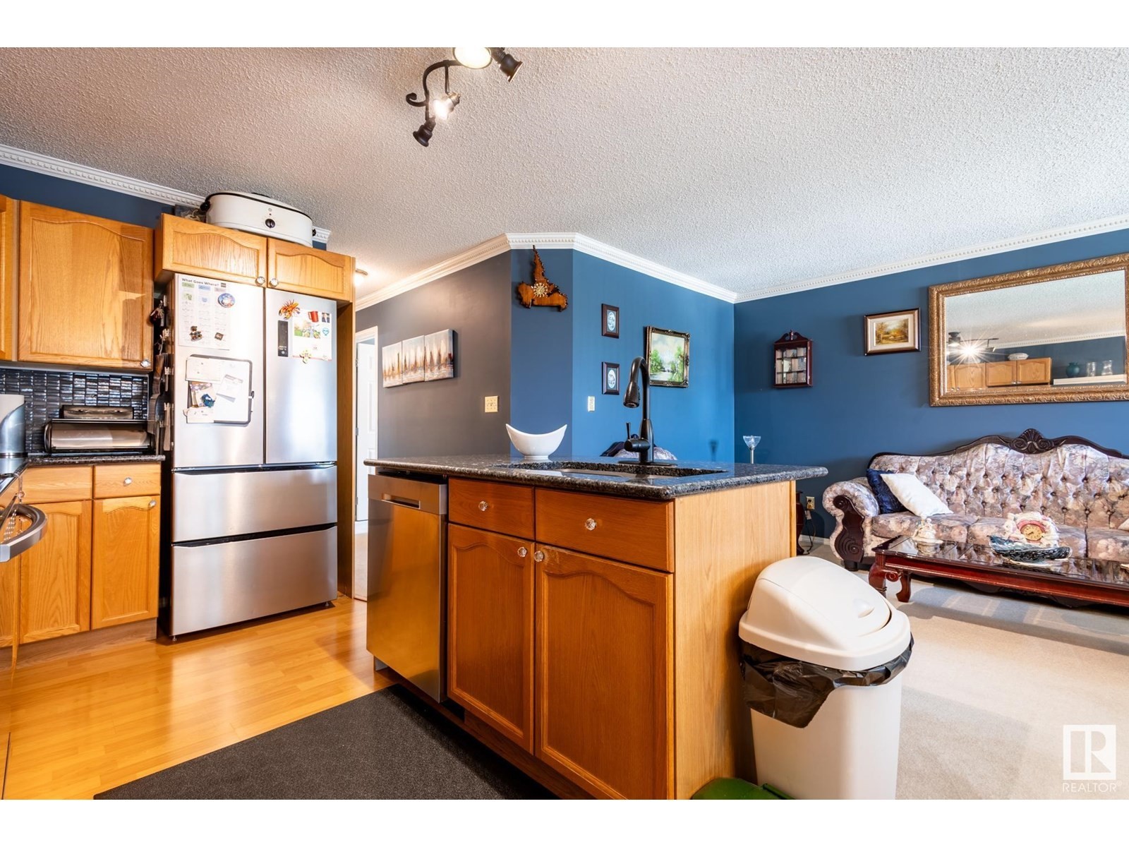 












15927 38 ST NW

,
Edmonton,




Alberta
T5Y3E9

