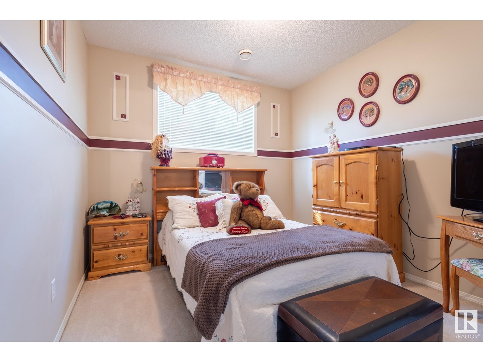 












15927 38 ST NW

,
Edmonton,




Alberta
T5Y3E9

