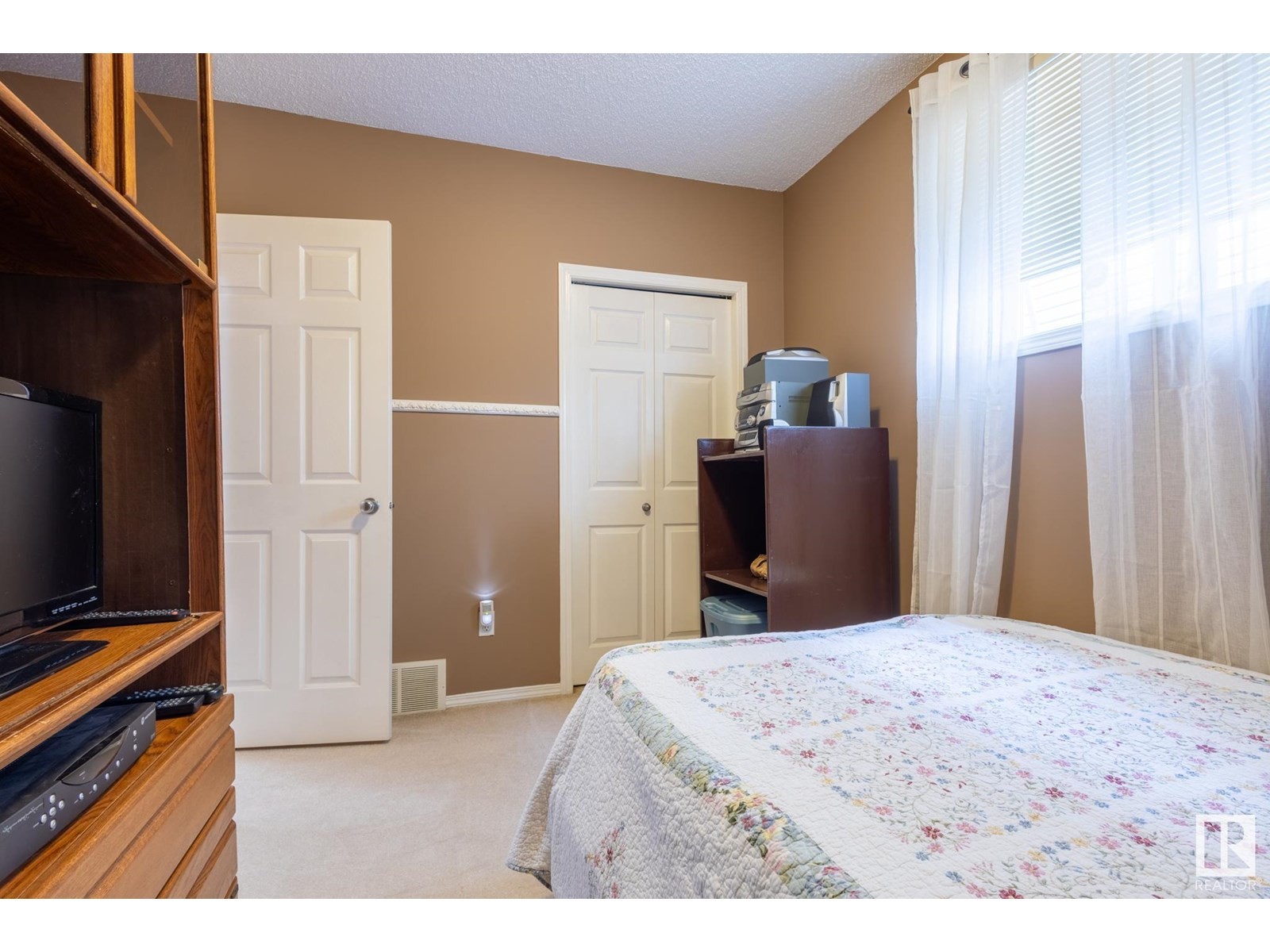 












15927 38 ST NW

,
Edmonton,




Alberta
T5Y3E9

