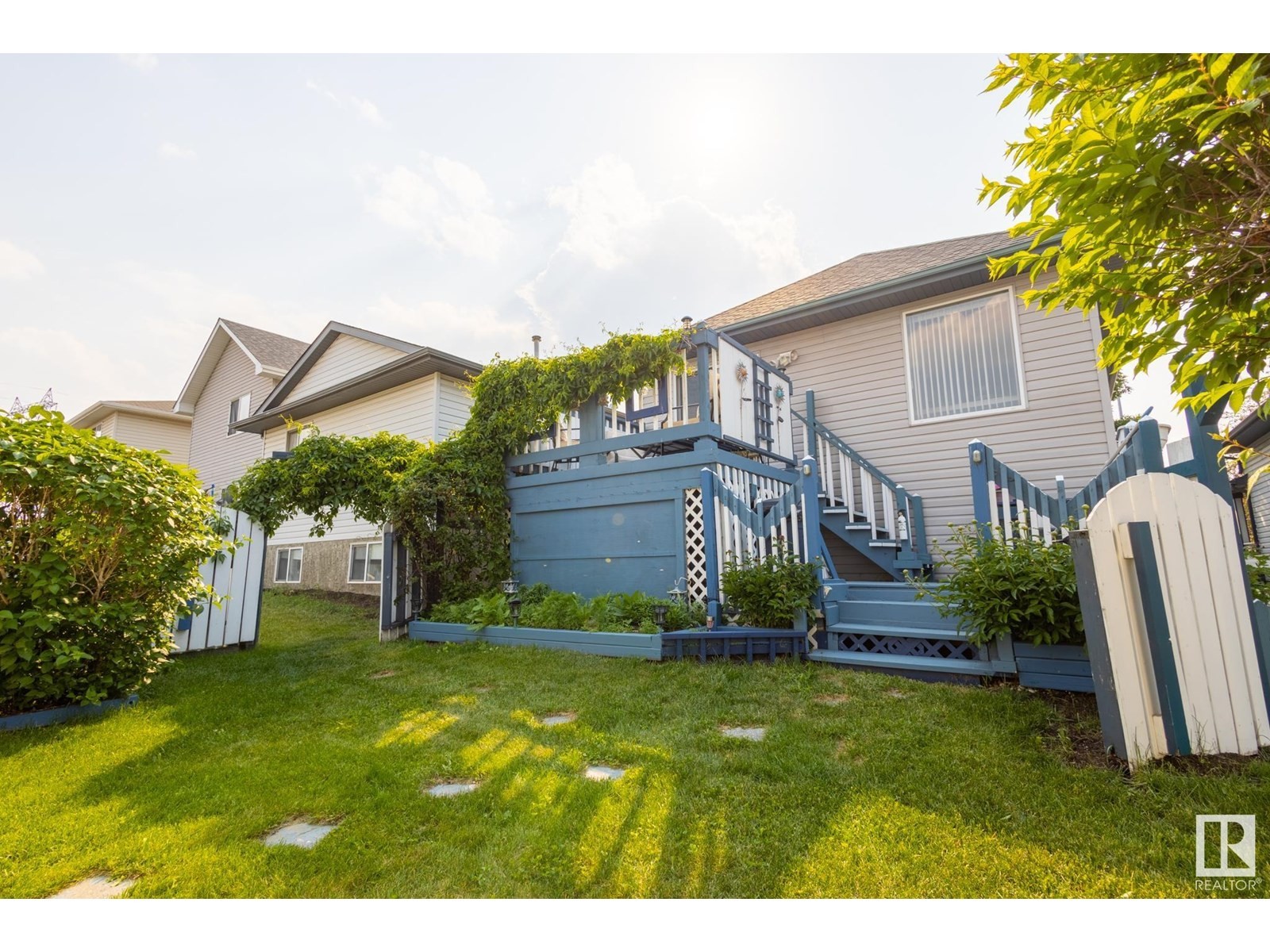 












15927 38 ST NW

,
Edmonton,




Alberta
T5Y3E9

