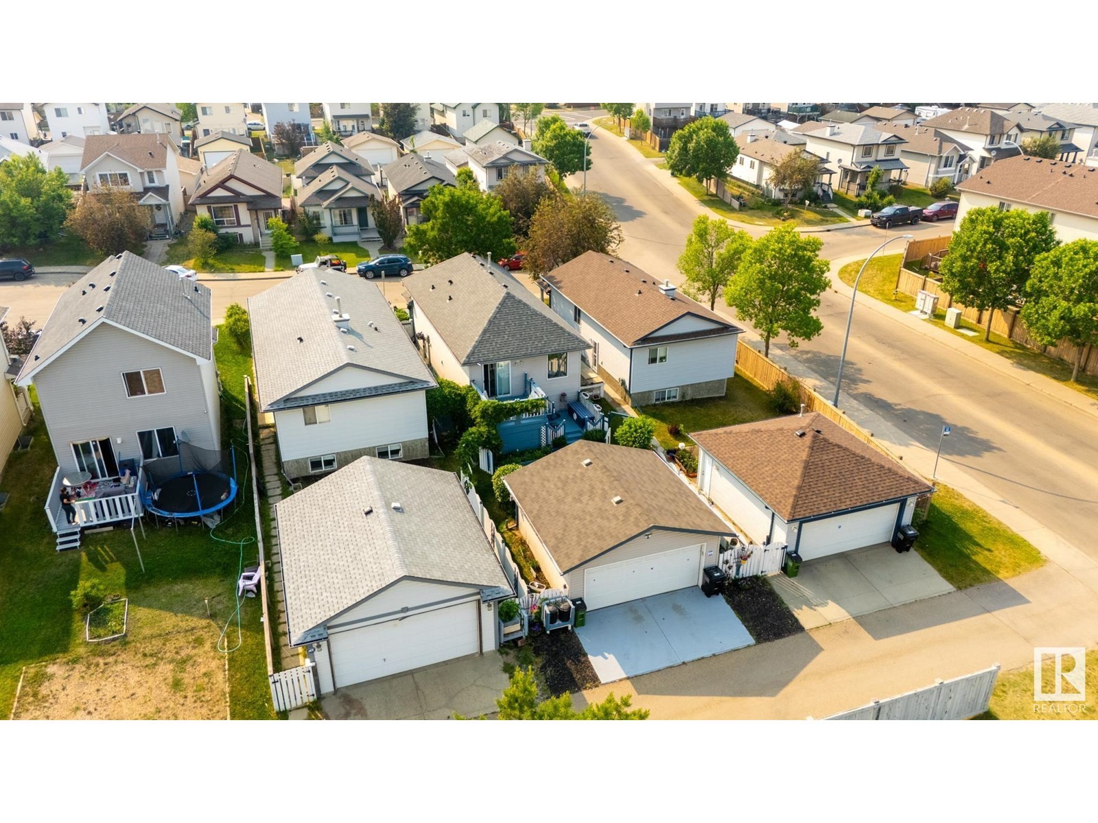 












15927 38 ST NW

,
Edmonton,




Alberta
T5Y3E9


