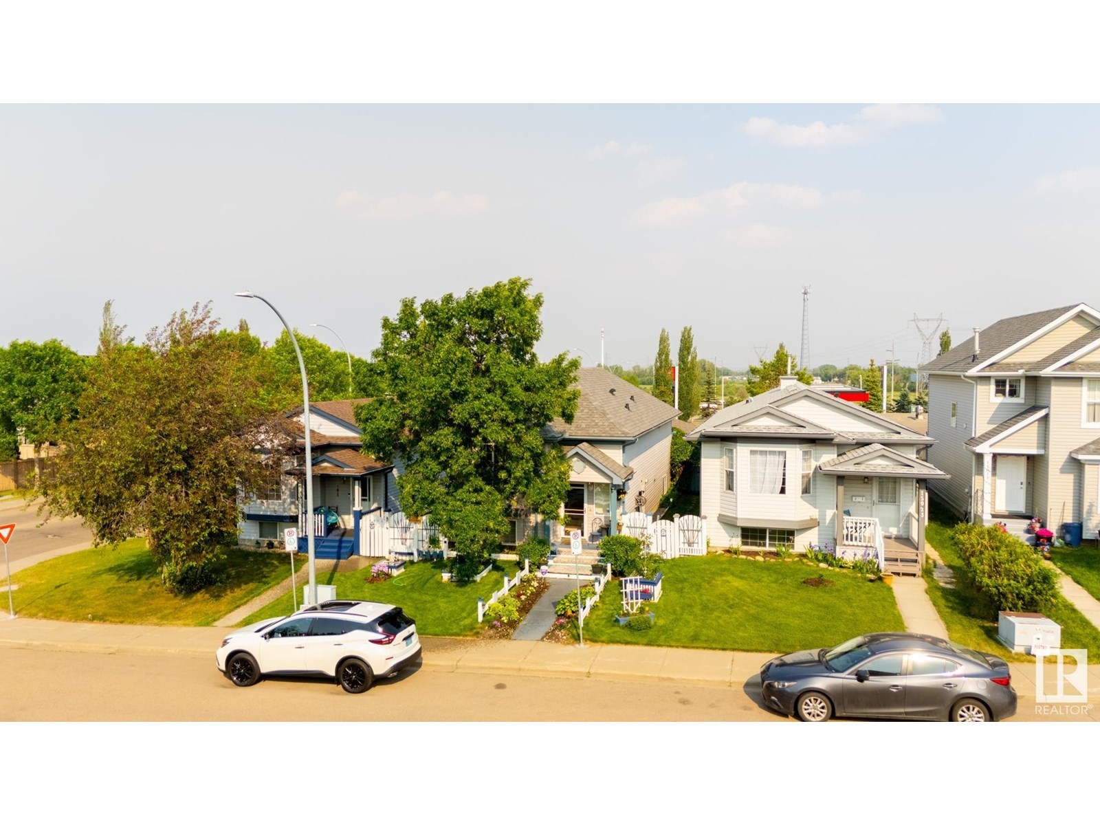 












15927 38 ST NW

,
Edmonton,




Alberta
T5Y3E9

