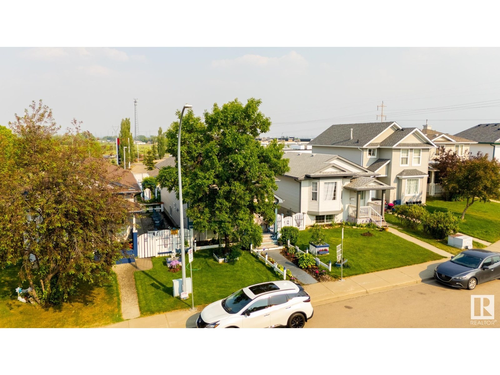 












15927 38 ST NW

,
Edmonton,




Alberta
T5Y3E9

