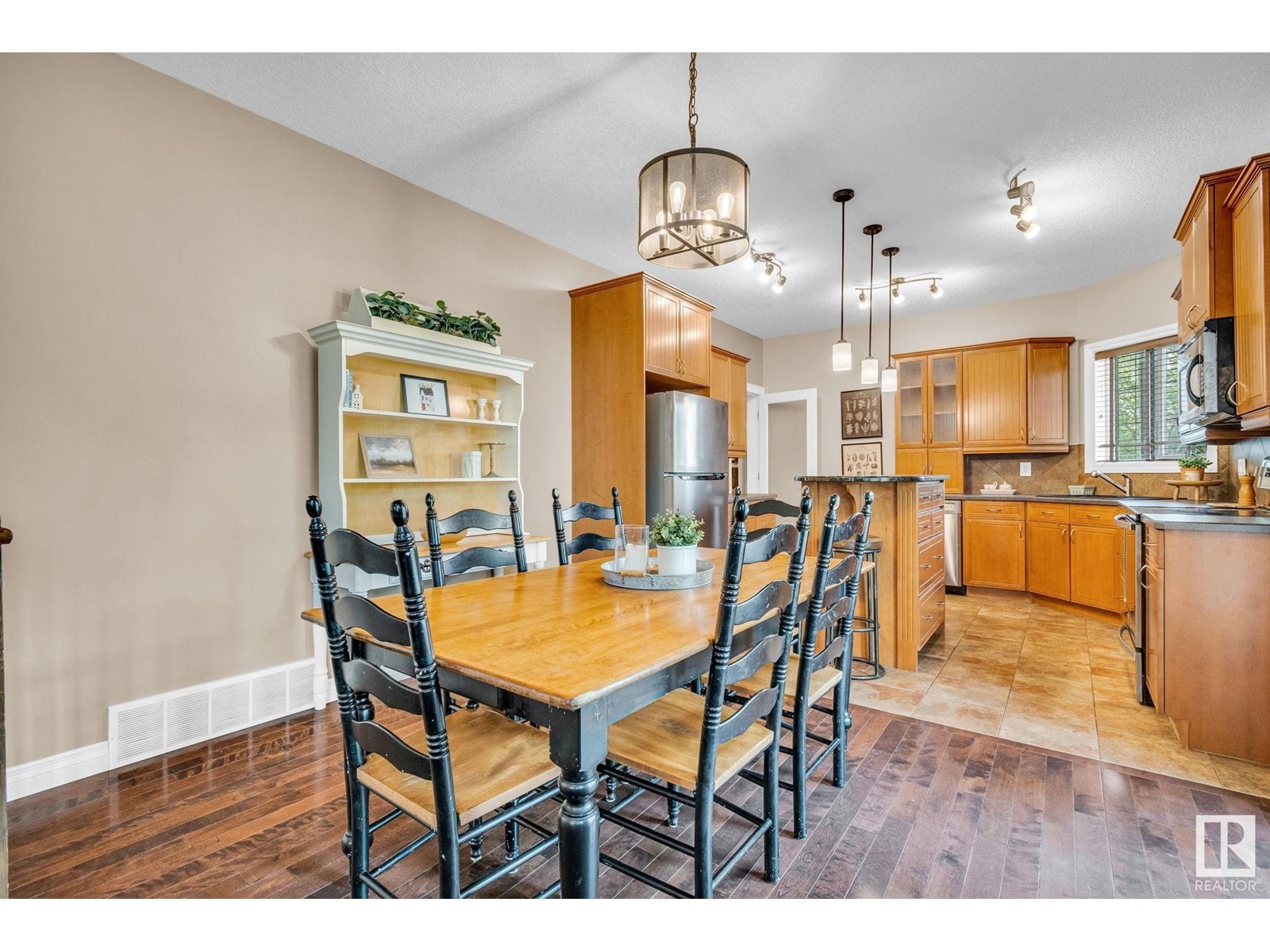 












5101 CHATEAU CO

,
Beaumont,




Alberta
T4X1W5

