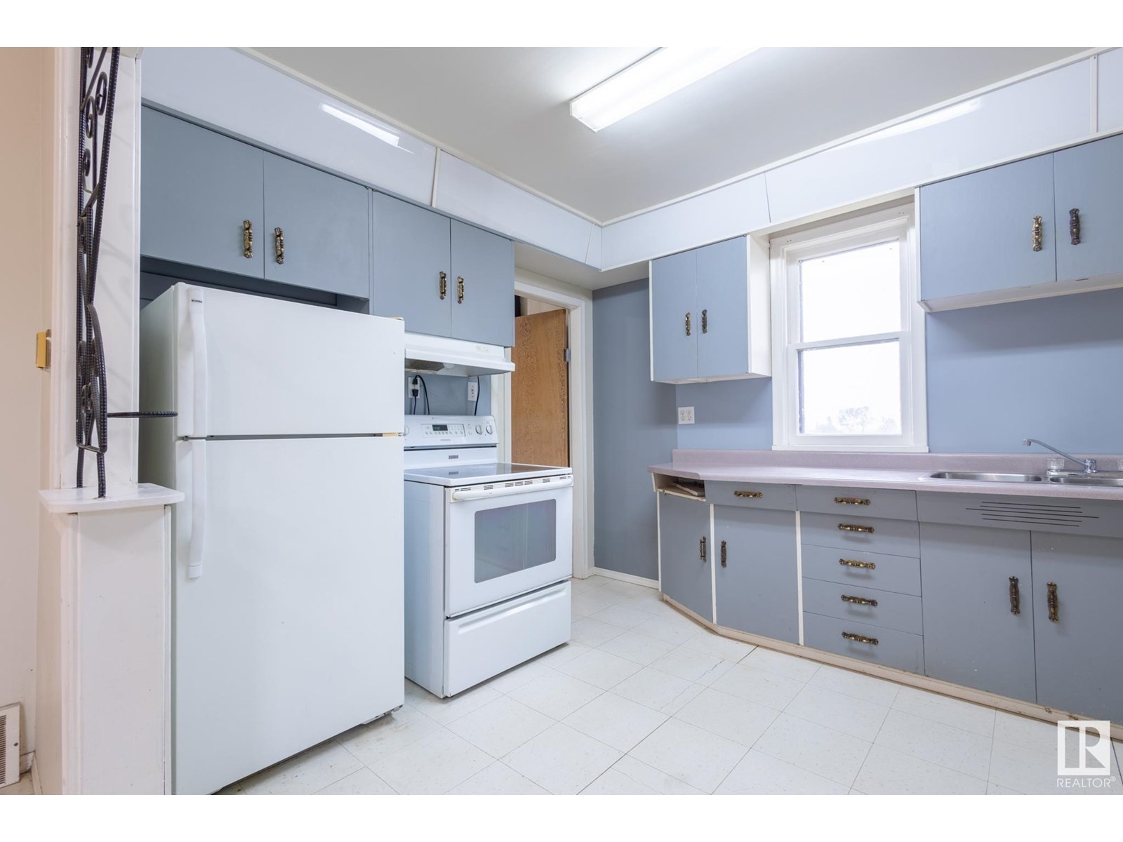 












529 6 ST

,
Thorhild,




Alberta
T0E3J0

