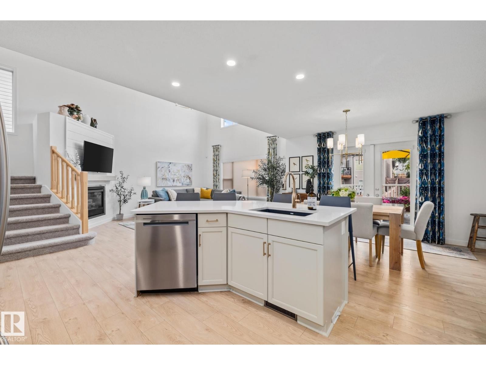 












121 HAYWARD CR NW

,
Edmonton,




Alberta
T6R3G3

