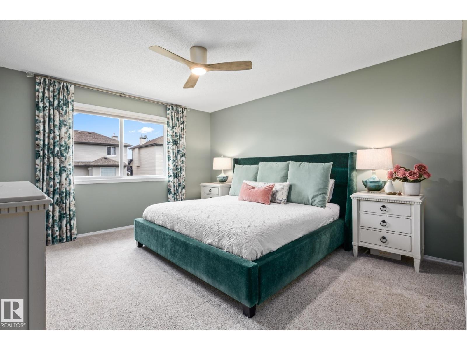 












121 HAYWARD CR NW

,
Edmonton,




Alberta
T6R3G3

