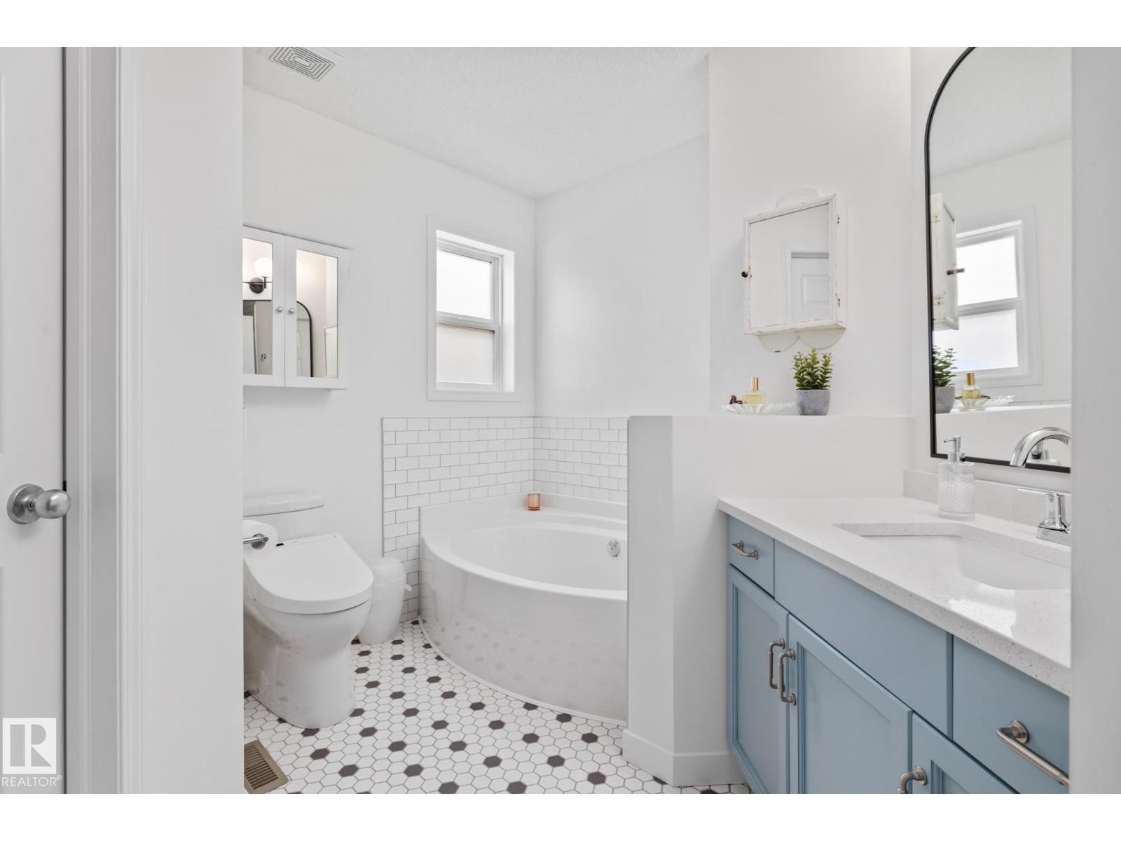 












121 HAYWARD CR NW

,
Edmonton,




Alberta
T6R3G3

