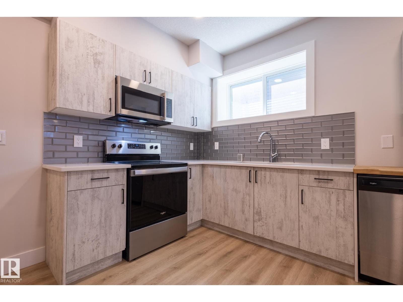 












7432 174 AV NW

,
Edmonton,




Alberta
T5Z0J7

