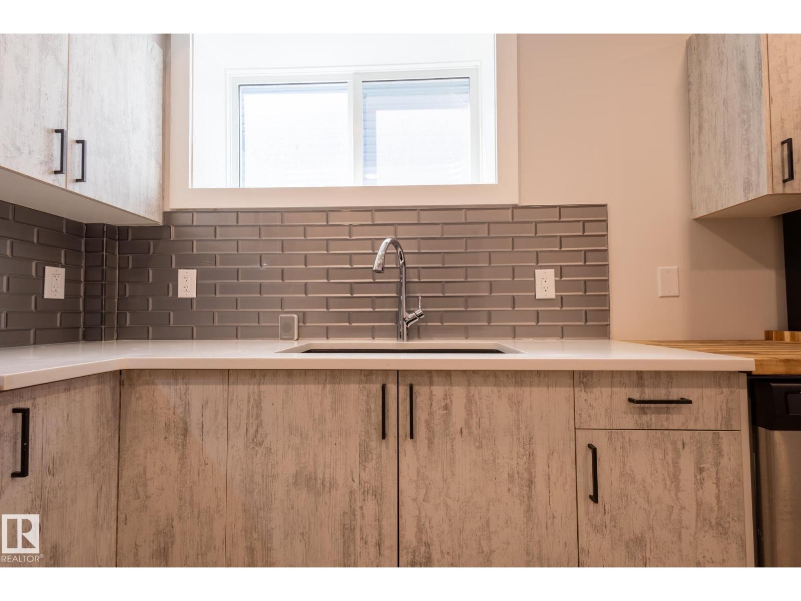 












7432 174 AV NW

,
Edmonton,




Alberta
T5Z0J7

