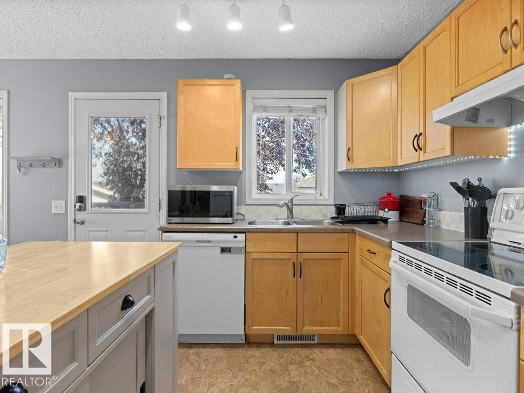 












28 BETHEL DR

,
Sherwood Park,




Alberta
T8H2G7

