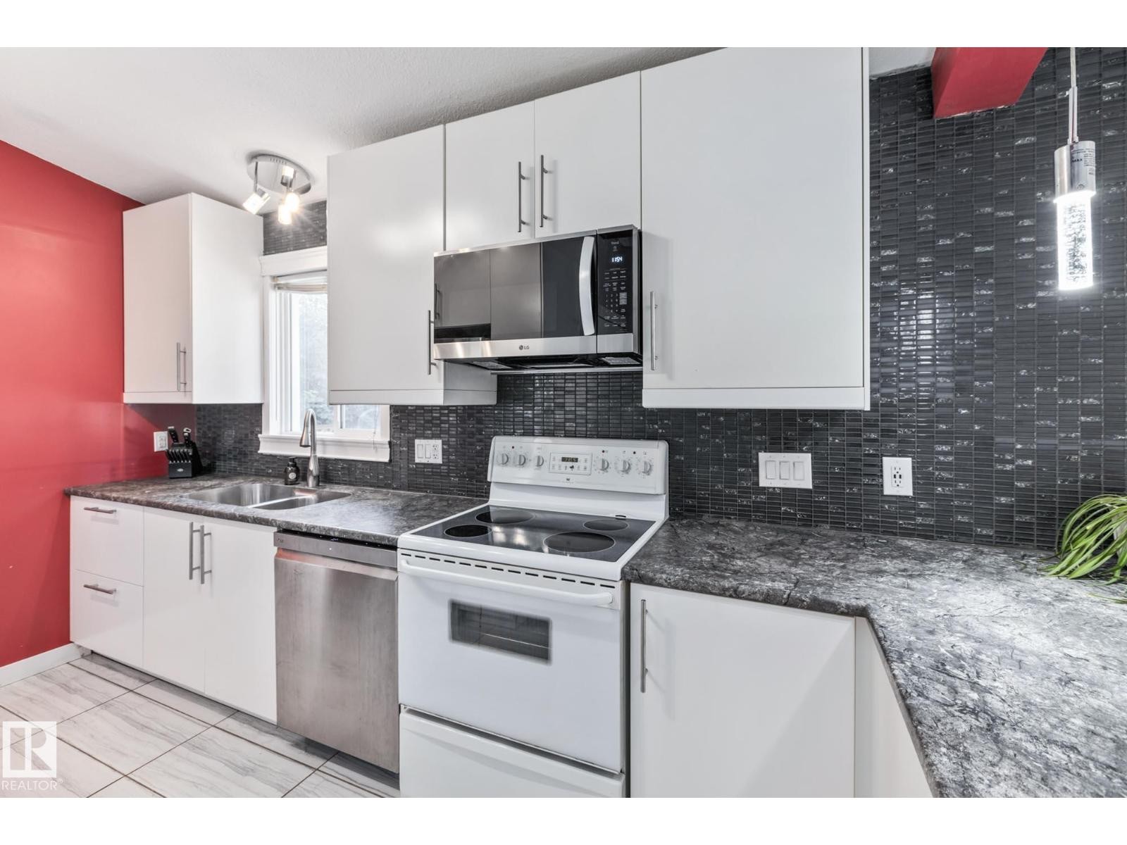 












13 GRANTHAM PL

,
St. Albert,




Alberta
T8N0W8


