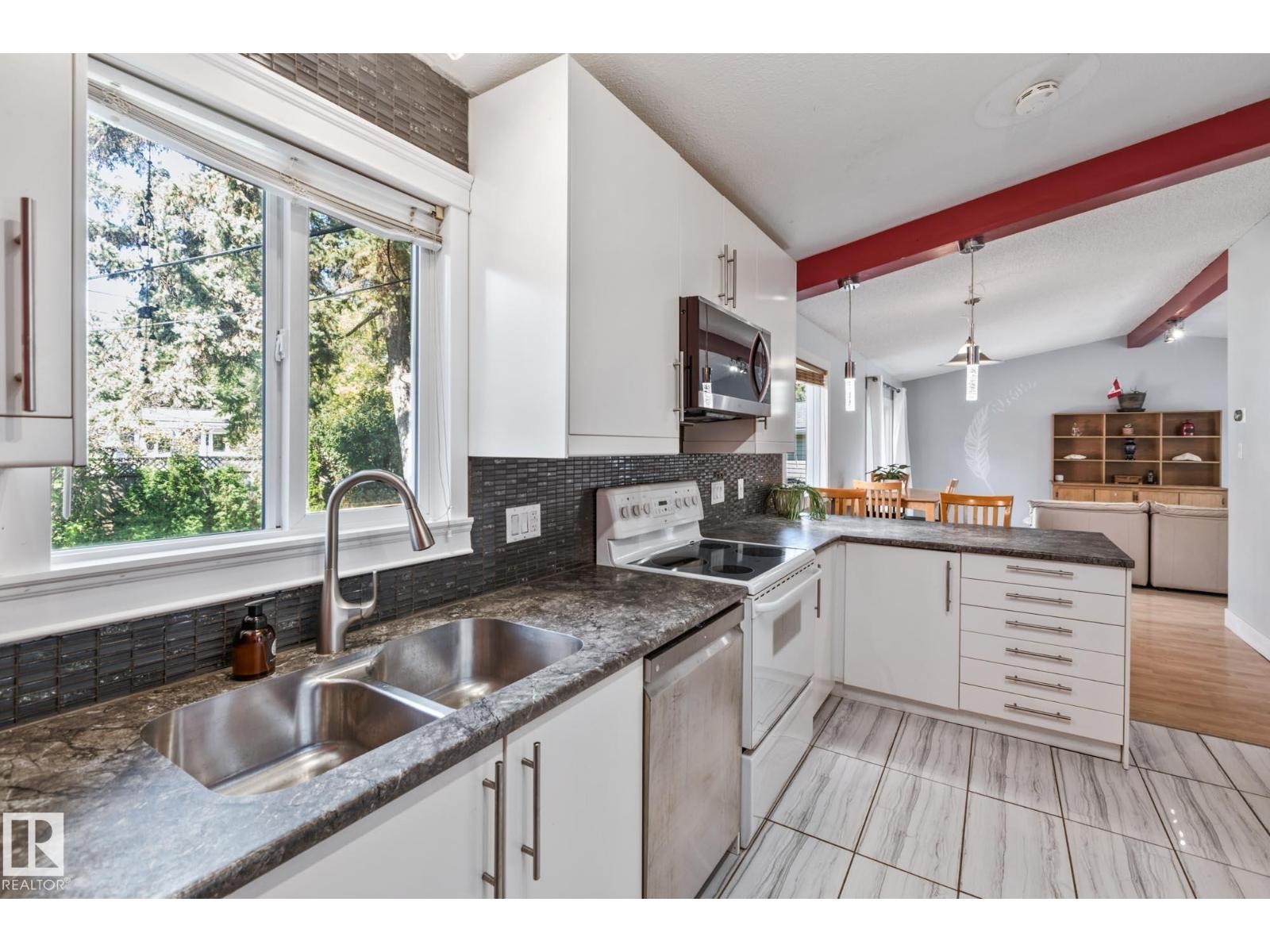 












13 GRANTHAM PL

,
St. Albert,




Alberta
T8N0W8

