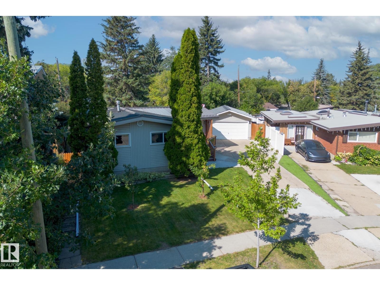 












13 GRANTHAM PL

,
St. Albert,




Alberta
T8N0W8

