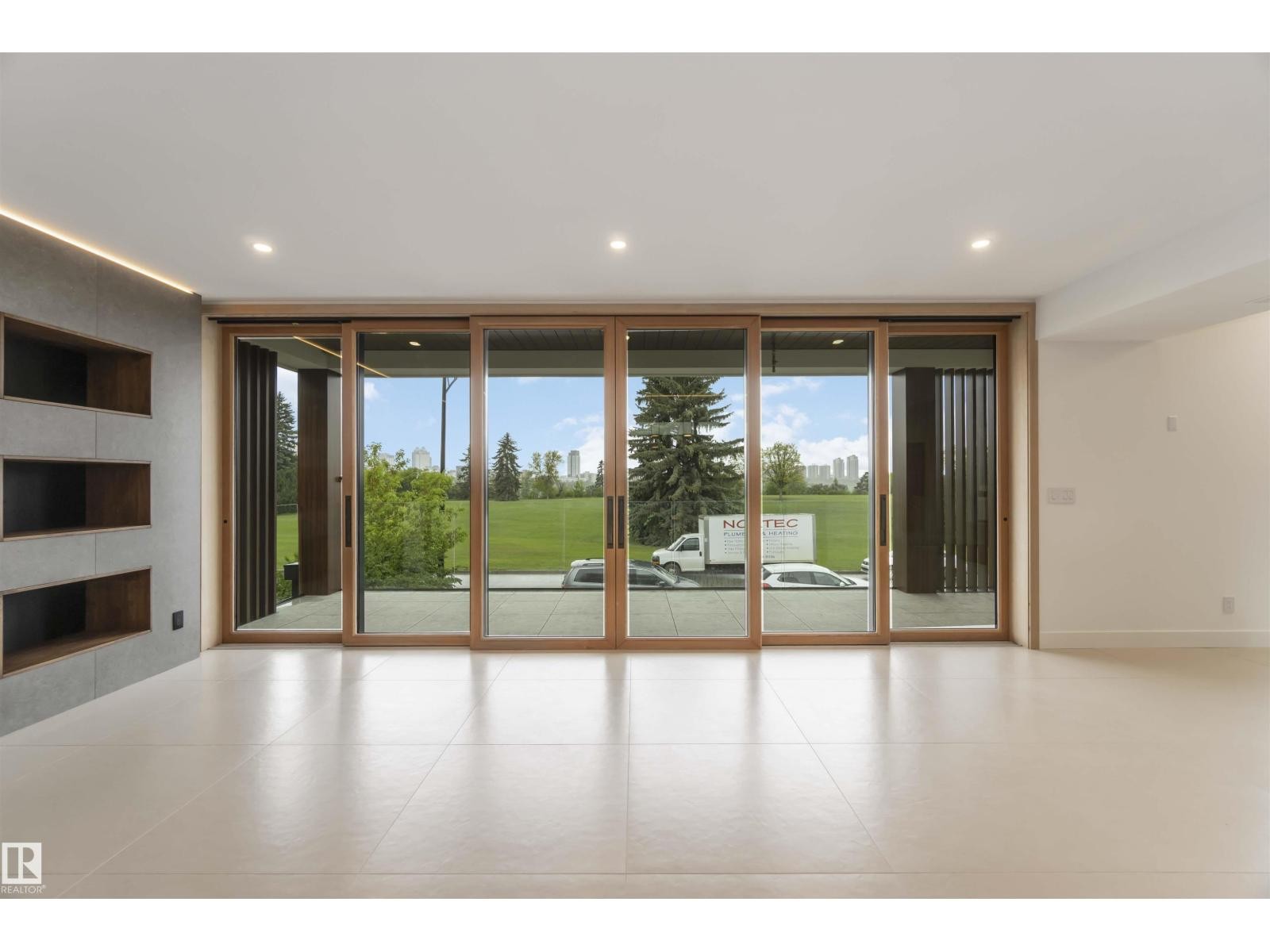 












8915 STRATHEARN DR NW

,
Edmonton,




Alberta
T6C4C8

