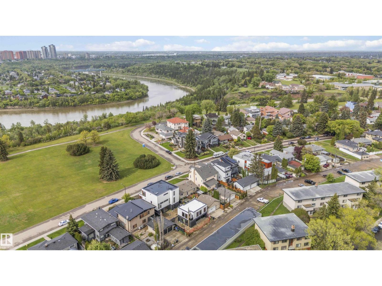 












8915 STRATHEARN DR NW

,
Edmonton,




Alberta
T6C4C8

