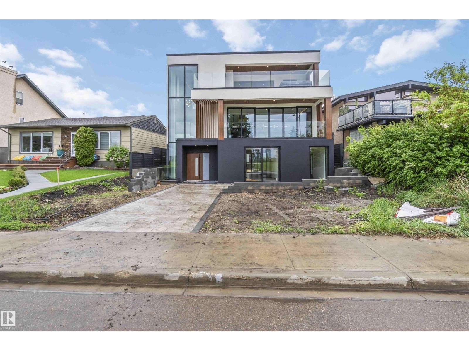 












8915 STRATHEARN DR NW

,
Edmonton,




Alberta
T6C4C8

