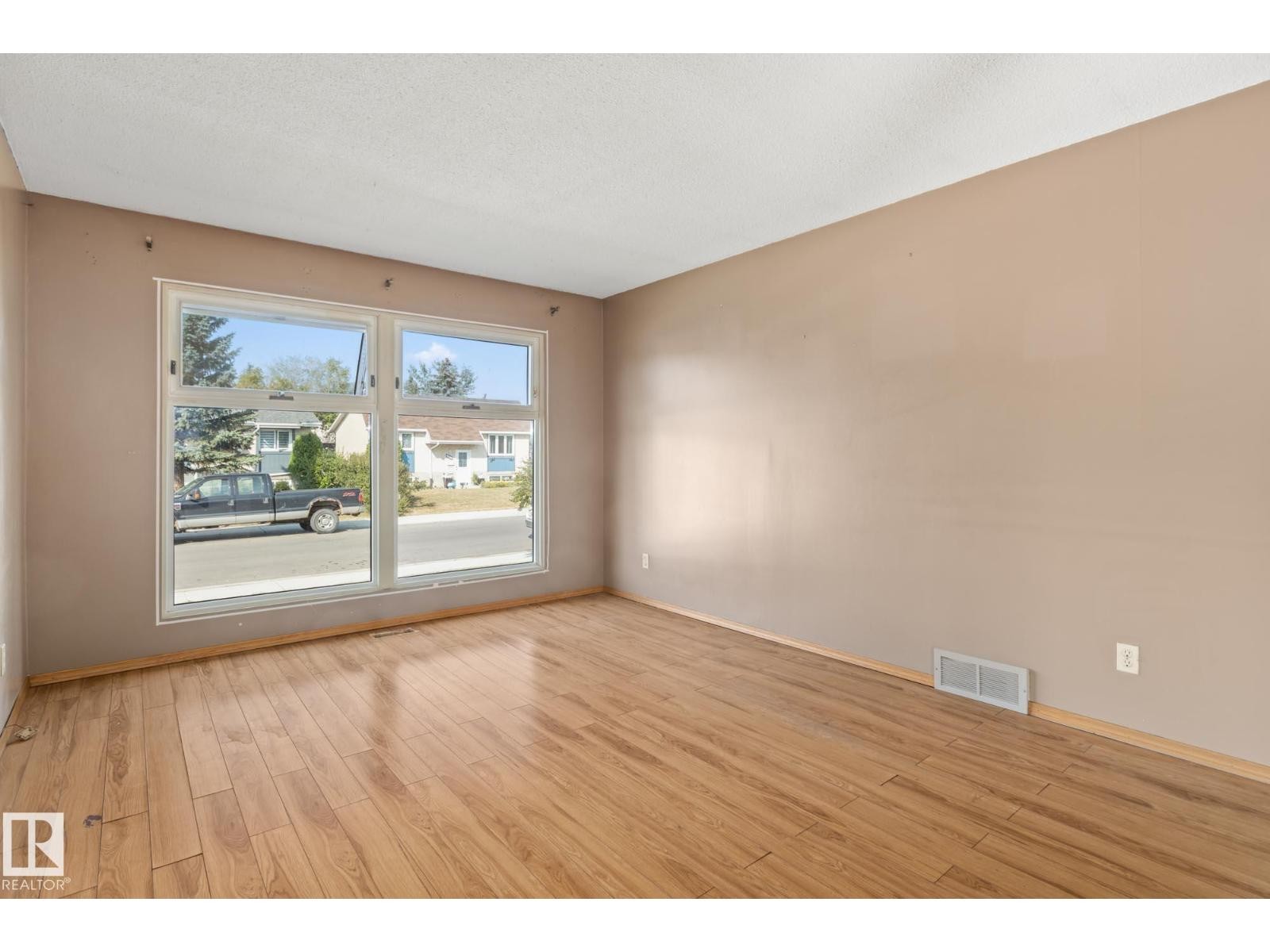 












9911 170 AV NW

,
Edmonton,




Alberta
T5X3G3

