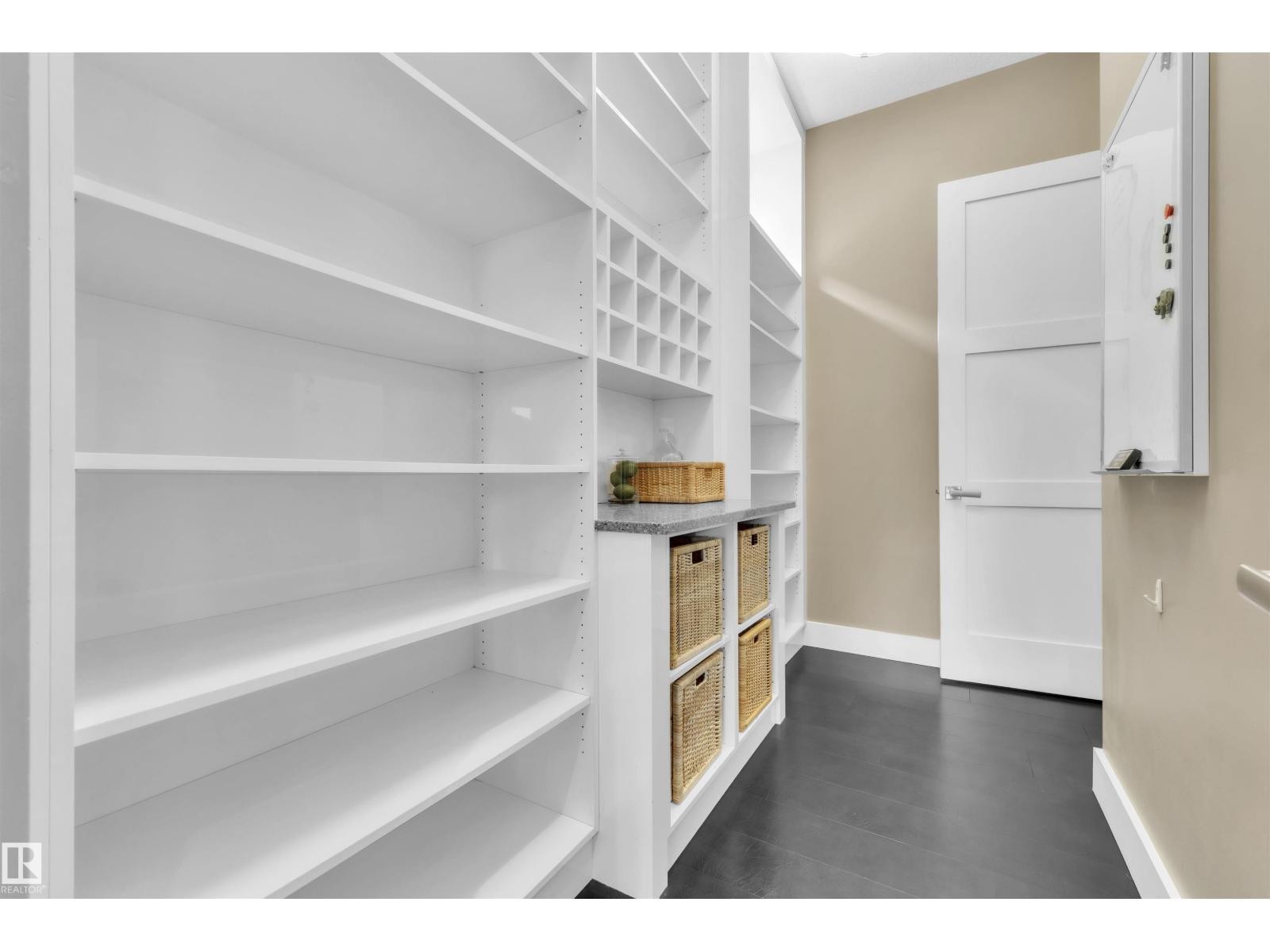 












4727 WOOLSEY CM NW

,
Edmonton,




Alberta
T6W2B9

