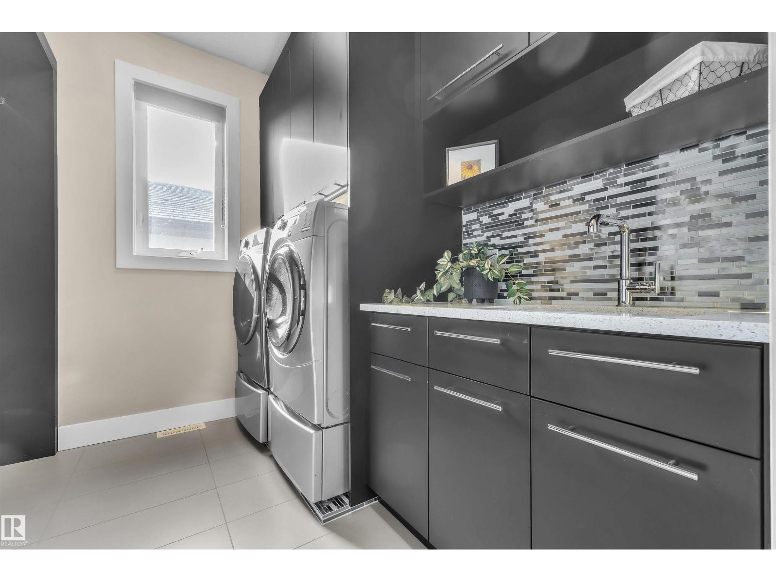 












4727 WOOLSEY CM NW

,
Edmonton,




Alberta
T6W2B9

