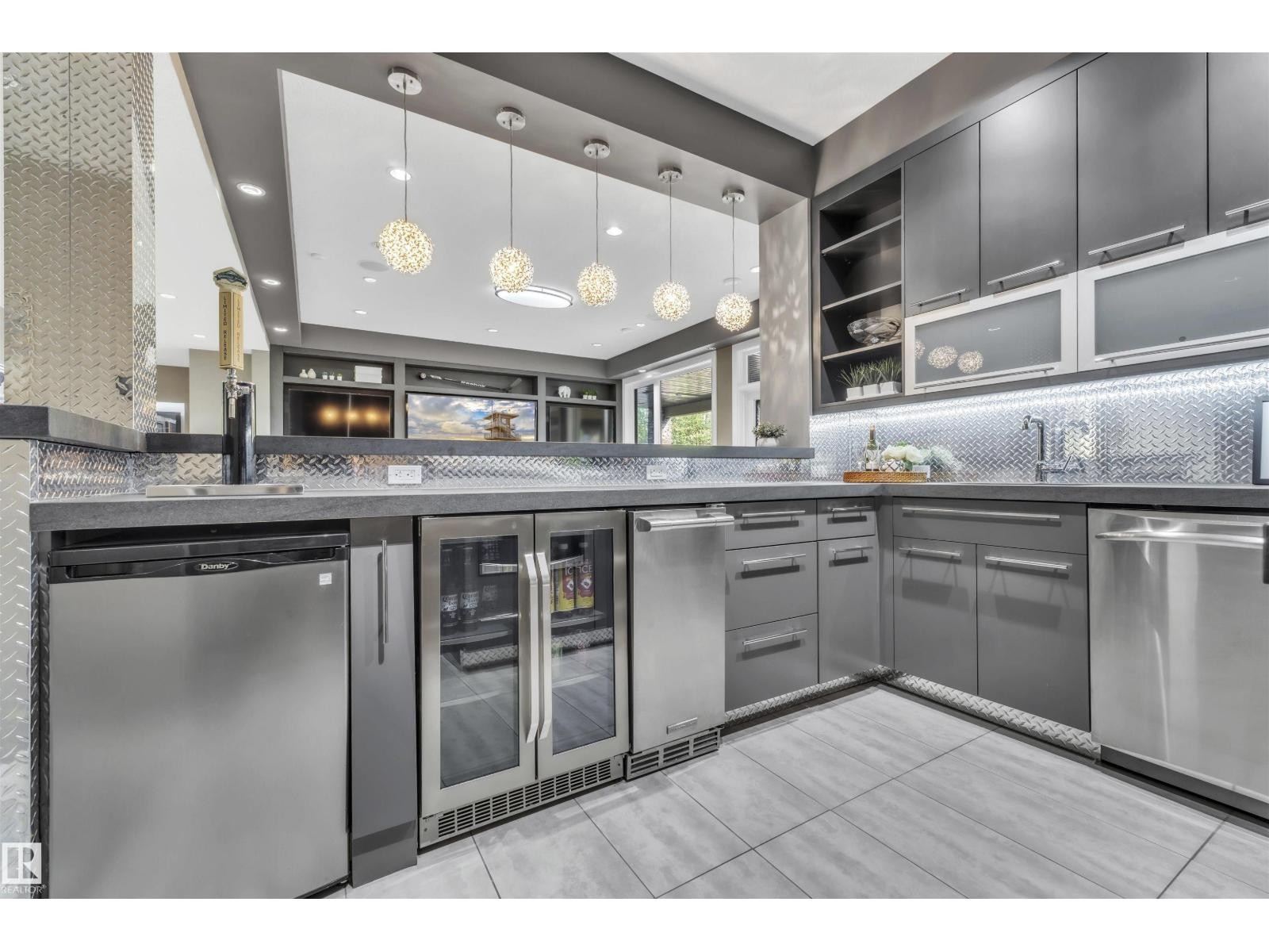 












4727 WOOLSEY CM NW

,
Edmonton,




Alberta
T6W2B9

