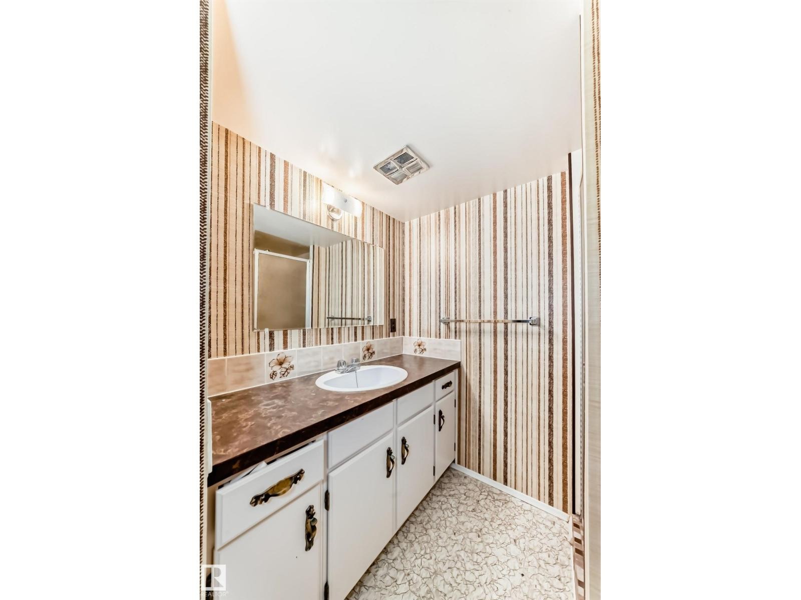 












70 FLEETWOOD CR

,
St. Albert,




Alberta
T8N1R5

