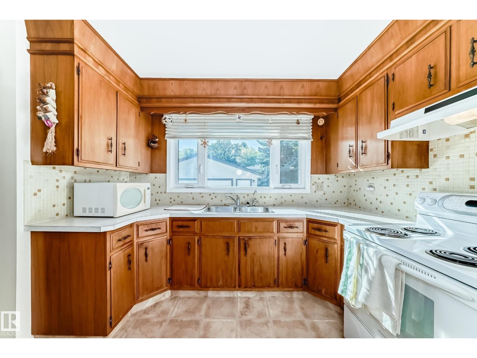 












70 FLEETWOOD CR

,
St. Albert,




Alberta
T8N1R5

