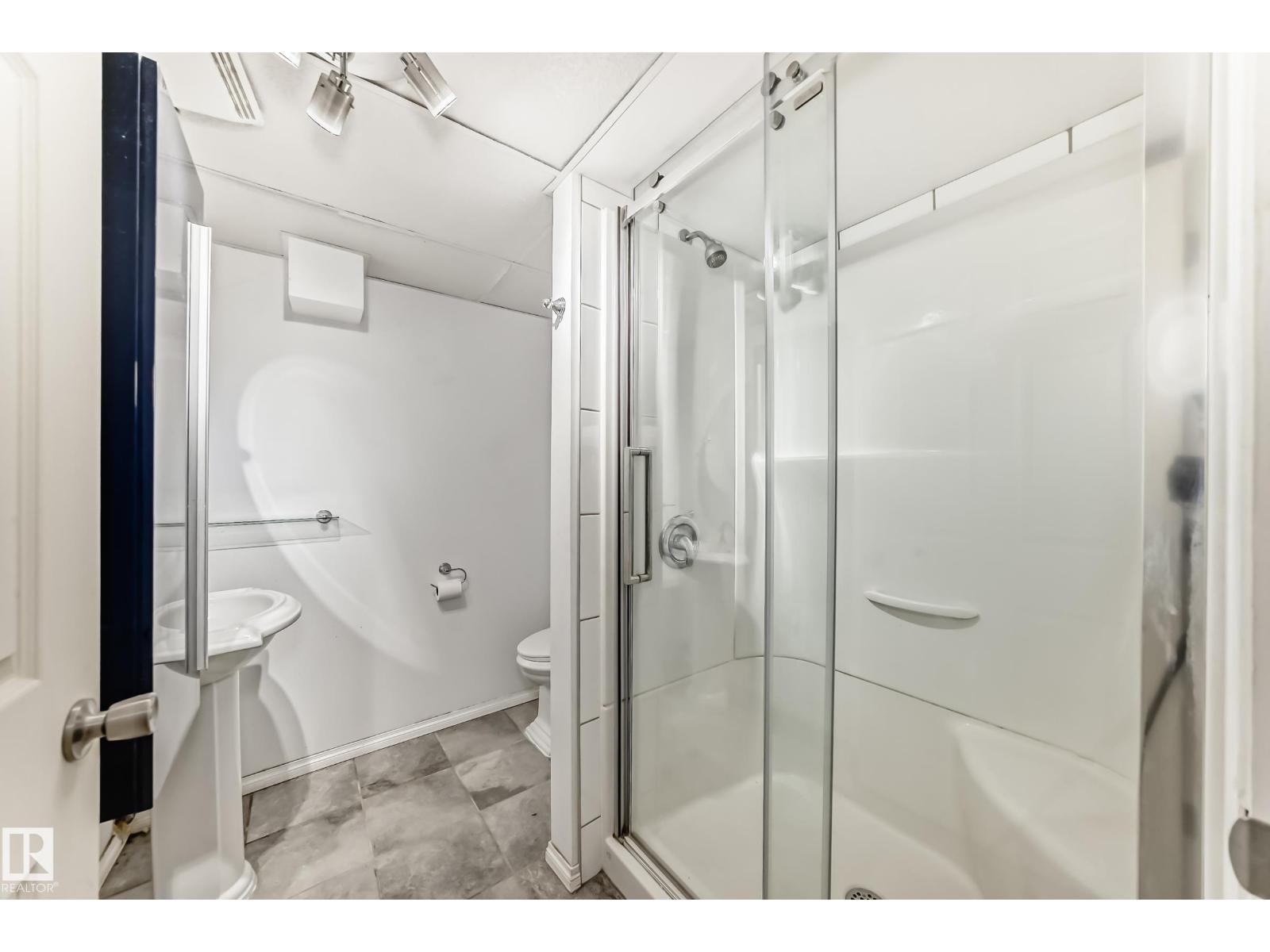 












15906 92A AV NW

,
Edmonton,




Alberta
T5R5C6

