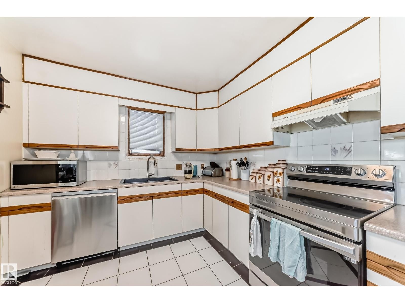












15906 92A AV NW

,
Edmonton,




Alberta
T5R5C6

