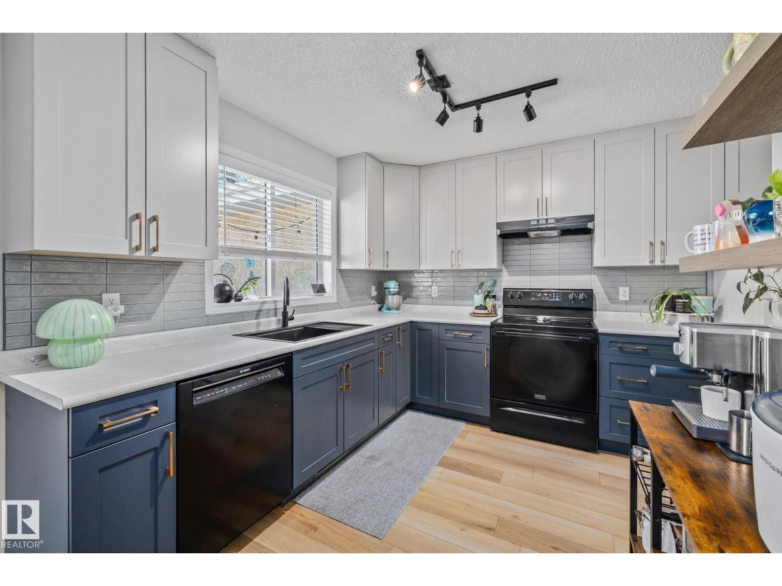 












1606 JAMHA RD NW

,
Edmonton,




Alberta
T6L6V7

