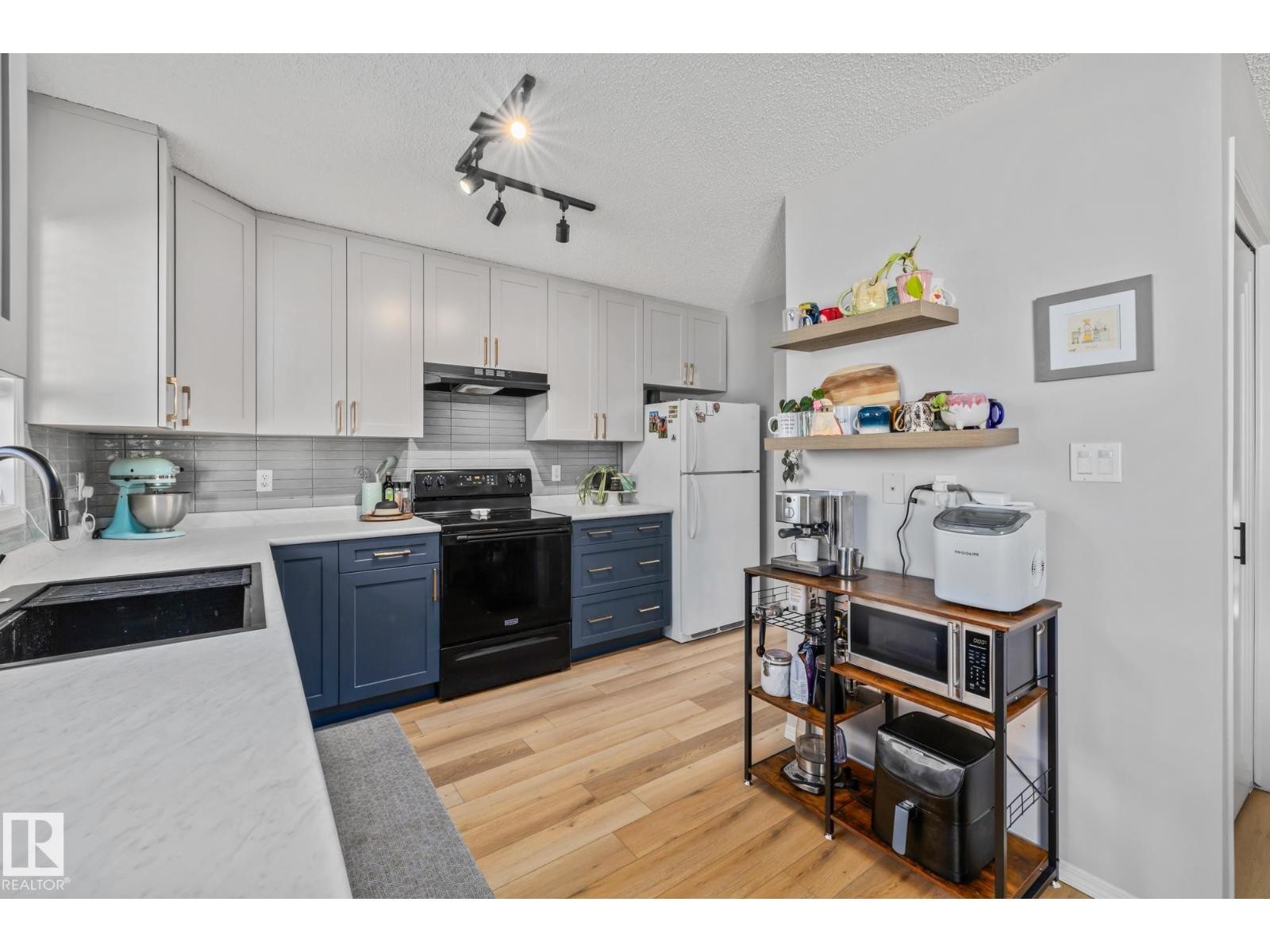 












1606 JAMHA RD NW

,
Edmonton,




Alberta
T6L6V7


