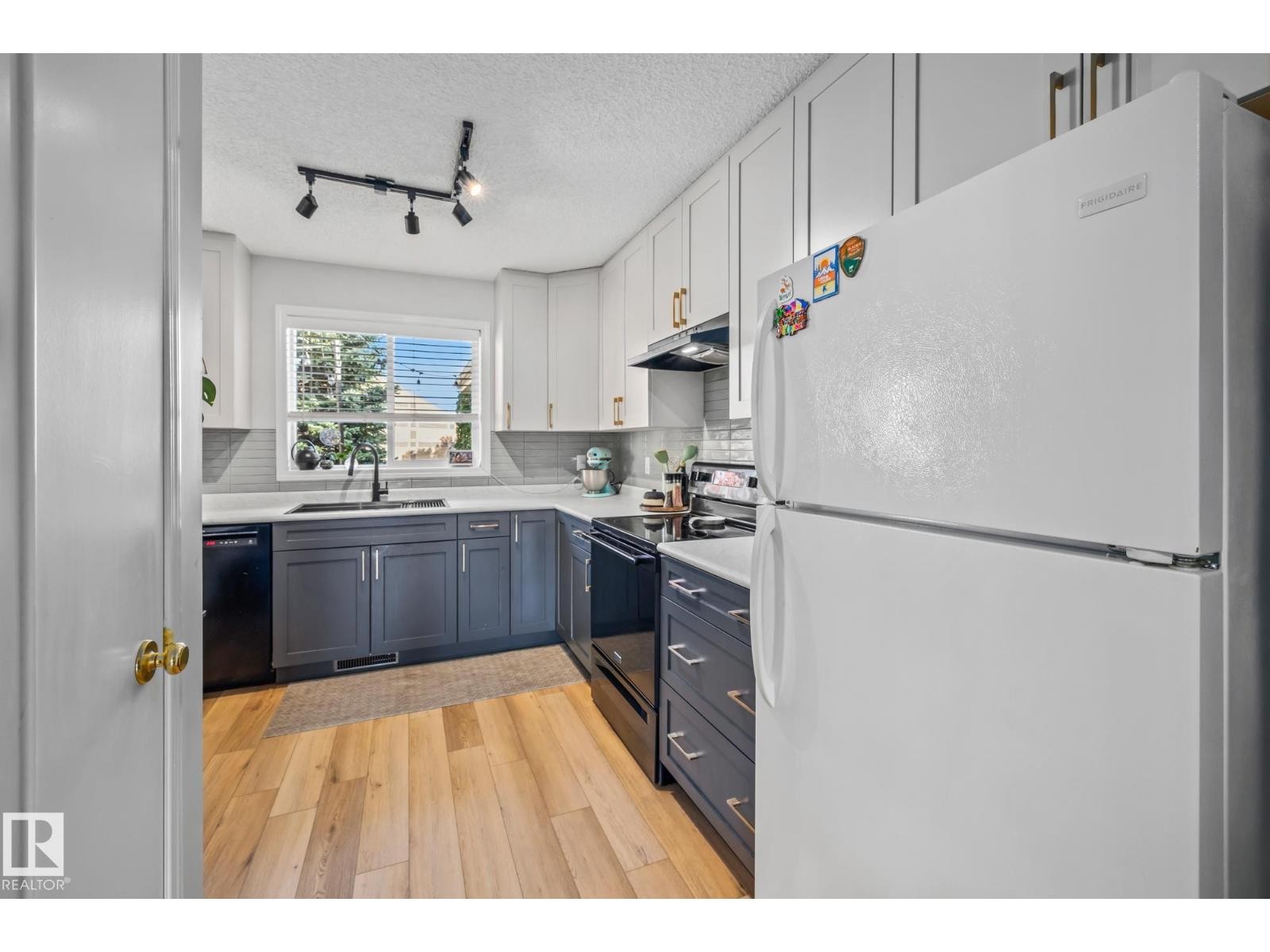 












1606 JAMHA RD NW

,
Edmonton,




Alberta
T6L6V7

