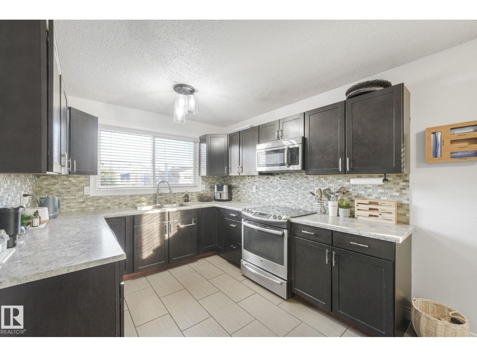 












14416 31 ST NW

,
Edmonton,




Alberta
T5Y1Y8

