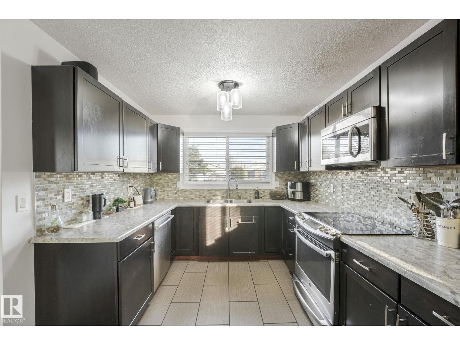 












14416 31 ST NW

,
Edmonton,




Alberta
T5Y1Y8

