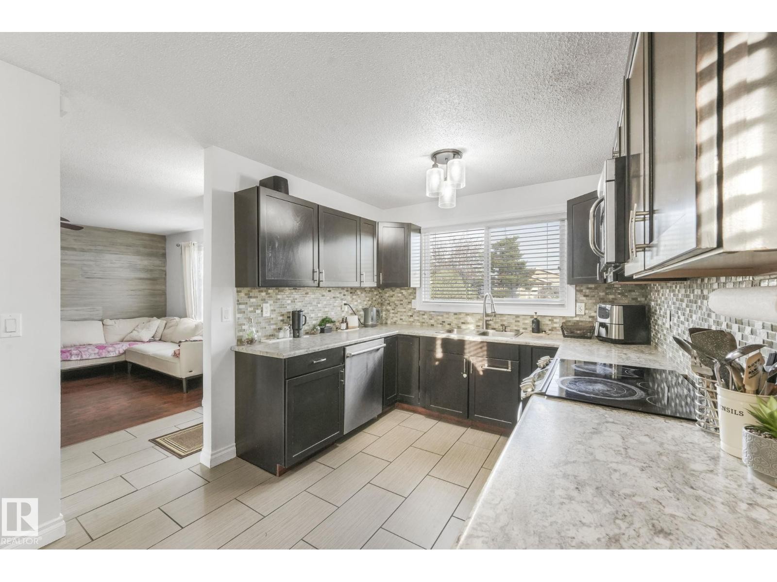 












14416 31 ST NW

,
Edmonton,




Alberta
T5Y1Y8

