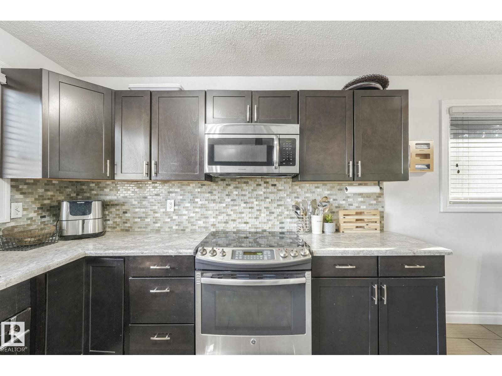 












14416 31 ST NW

,
Edmonton,




Alberta
T5Y1Y8

